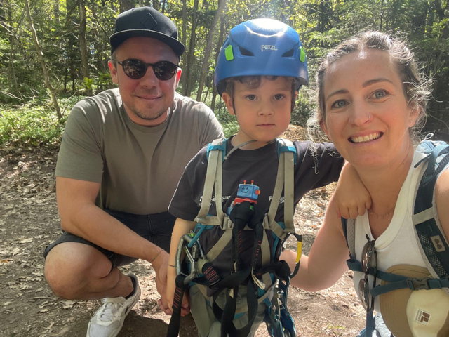 Familie bei einem Ausflug im Wald