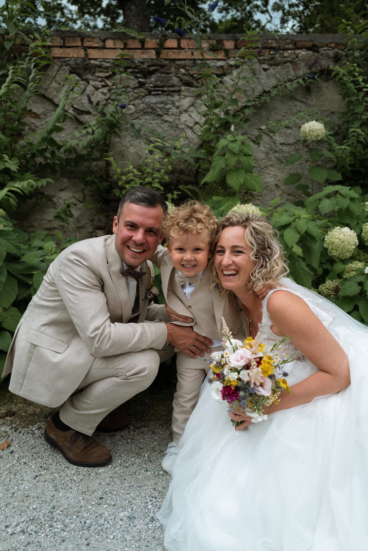 Familie bei einer Hochzeit