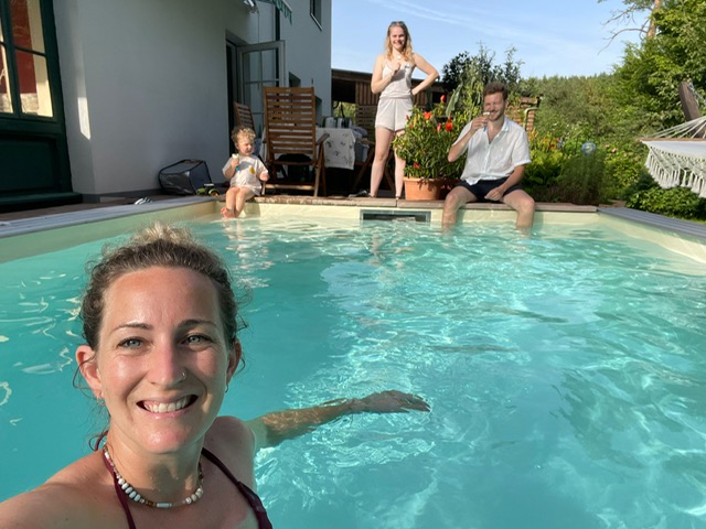 Familie verbringt Zeit am Pool