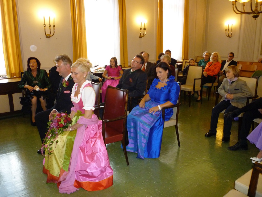 Familienfeier in festlicher Kleidung