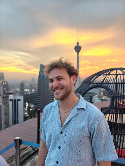Porträt vor einer Stadtansicht bei Sonnenuntergang