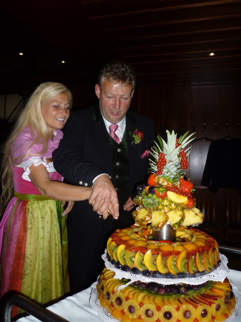 Paar in österreichischer Tracht bei einer Feier